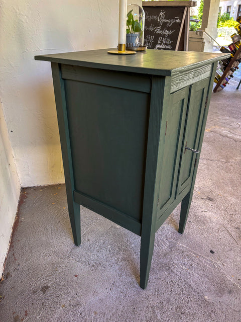 Uralter kleiner Beistellschrank / Nachttisch | Deep Forest | Paint of Walinoon