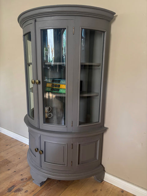 Halbrunde antike Vitrine | Kreidefarbe Pepper | Painting the Past