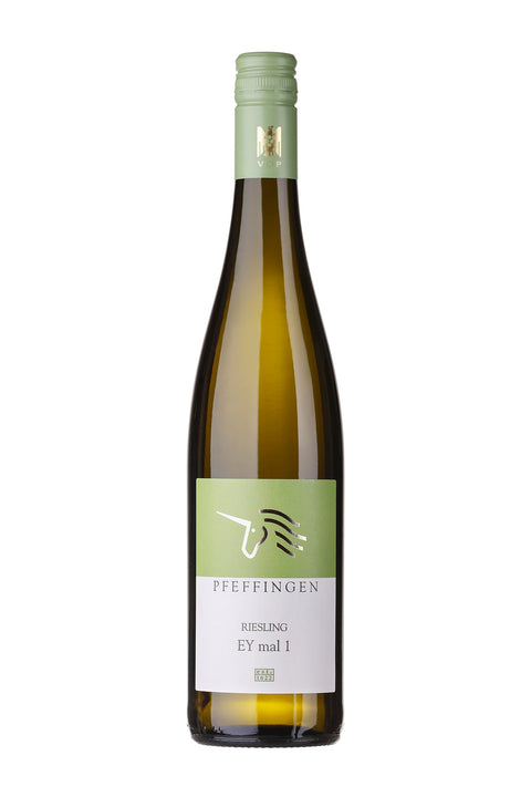 Weingut Pfeffingen Riesling "Ey mal 1" trocken 2024, Weißwein in einer Weinflasche auf einem Tisch.