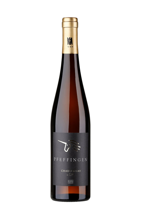 Weingut Pfeffingen Chardonnay SP 2023 VdP Ortswein, Weißwein in einem eleganten Weinglas mit goldener Farbe, Nahaufnahme.