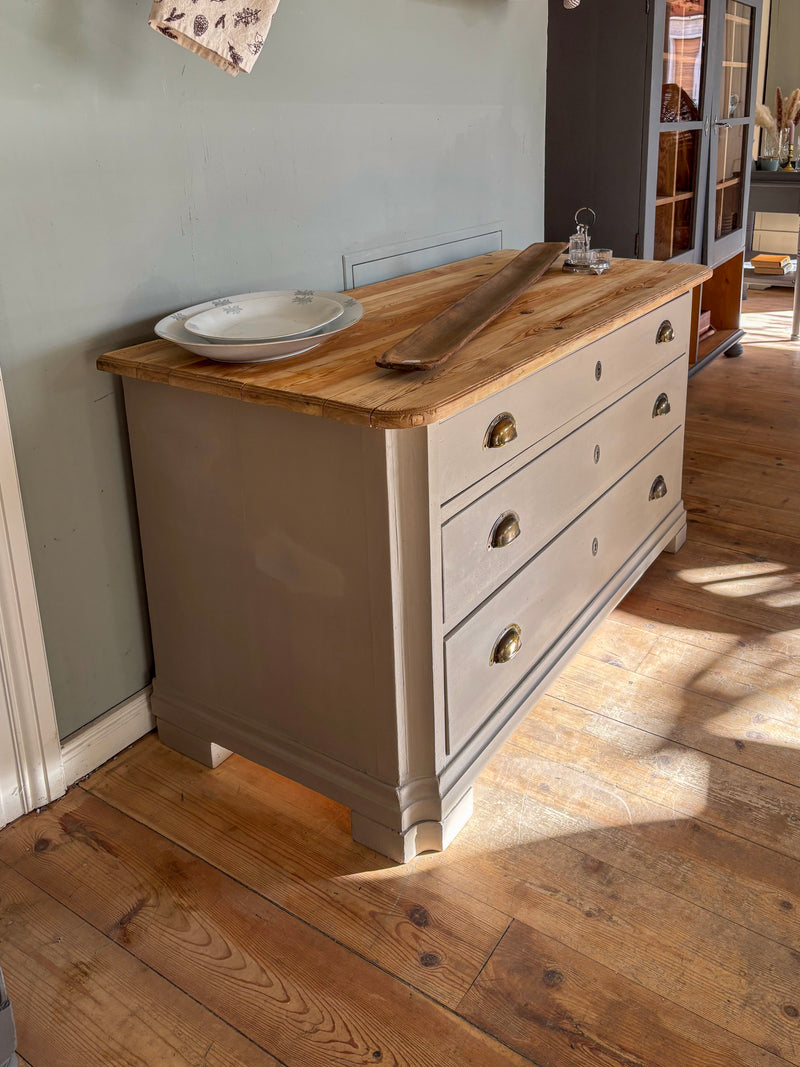 Vintage Weichholz-Sideboard/Kommode mit Naturholzplatte | Kreidefarbe Tundra (dunkelbeige) - Weingärtners Genusshandwerk