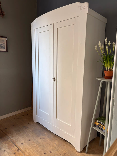 Antiker dänischer zweitüriger Kleiderschrank aus Weichholz in Altweiß, mit eleganten Holzdetails, von Weingärtners Genusshandwerk.