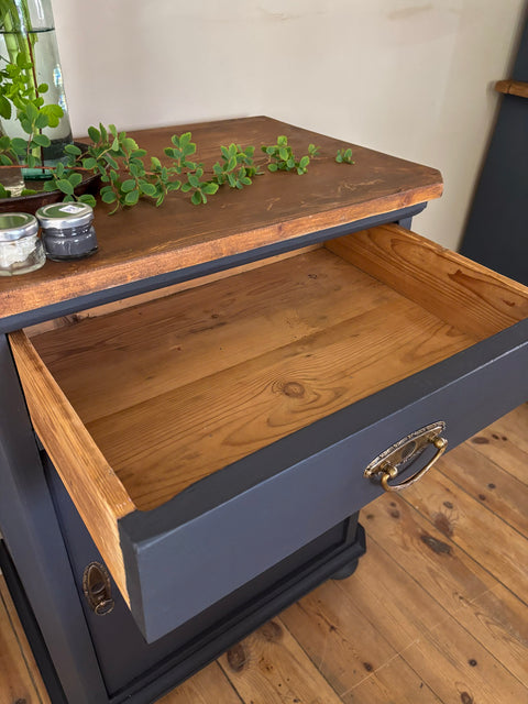 Kleiner Vintage Schrank | Deep Sea Kreidefarbe | Nachttisch & Beistelltisch