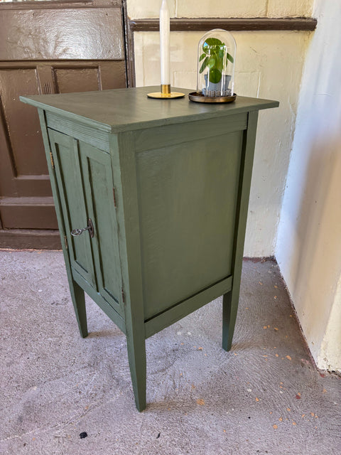 Uralter kleiner Beistellschrank / Nachttisch | Deep Forest | Paint of Walinoon