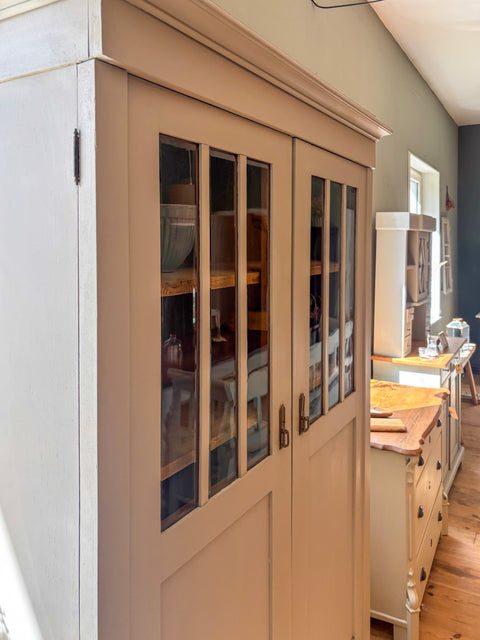 Schmale antike Vitrine | Kreidefarbe Khaki | Painting the Past