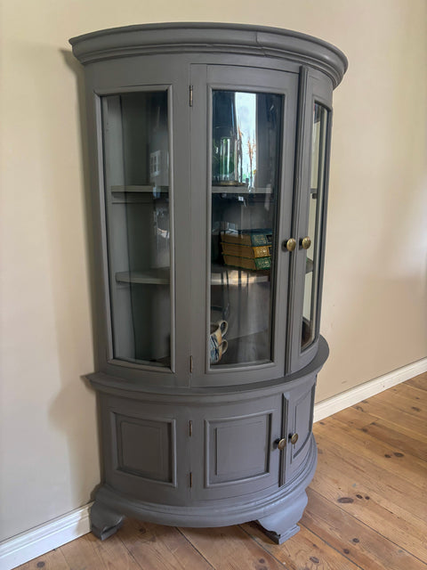 Halbrunde antike Vitrine | Kreidefarbe Pepper | Painting the Past