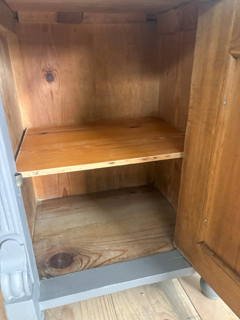 Antiker Nachttisch/kleiner Beistelltisch | Kreidefarbe Pepper (grau) - Weingärtners Genusshandwerk