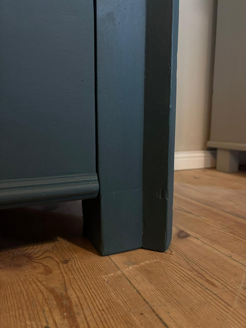 Zweitürige antike Weichholz Vitrine | Kreidefarbe Baronesse (blau)