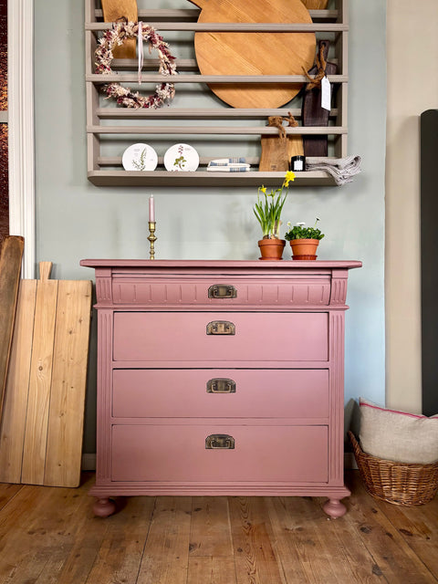 Antike Weichholzkommode in Kreidefarbe Scarlet Dust, rotbraun, mit eleganten Details und antikem Charme von Weingärtners Genusshandwerk