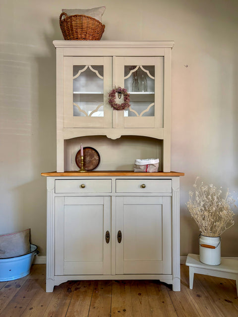 Dänisches Vintage Küchenbuffet in Kreidefarbe Forest Beige von Weingärtners Genusshandwerk, mit Holzgriffen und antiker Optik