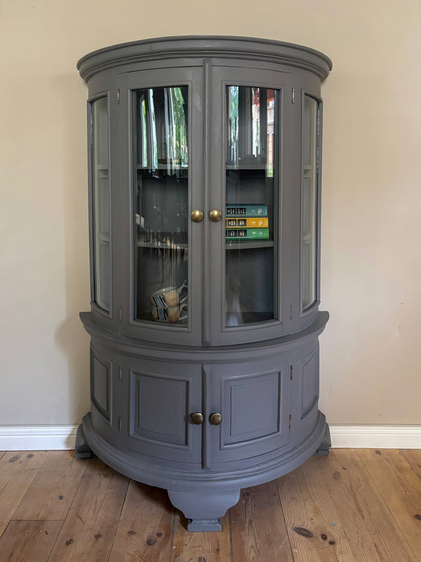 Halbrunde antike Vitrine | Kreidefarbe Pepper | Painting the Past