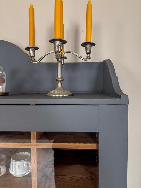 Zweitürige Weichholz Vitrine | Kreidefarbe Comfort Grey (grau-blau) - Weingärtners Genusshandwerk