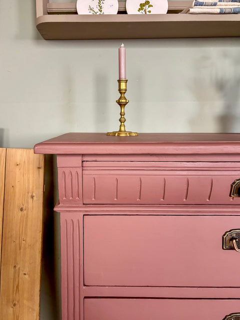 Antike Weichholzkommode in Kreidefarbe Scarlet Dust, rotbraun, mit antikem Design und eleganten Details, von Weingärtners Genusshandwerk