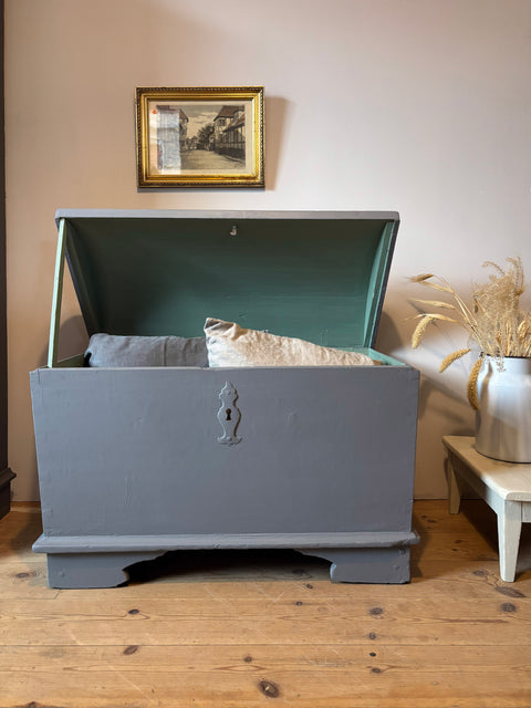 Vintage Holztruhe in Kreidefarbe von Weingärtners Genusshandwerk, detailreiche Holztruhe mit antikem Charme und dekorativem Design