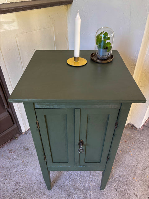 Uralter kleiner Beistellschrank / Nachttisch | Deep Forest | Paint of Walinoon