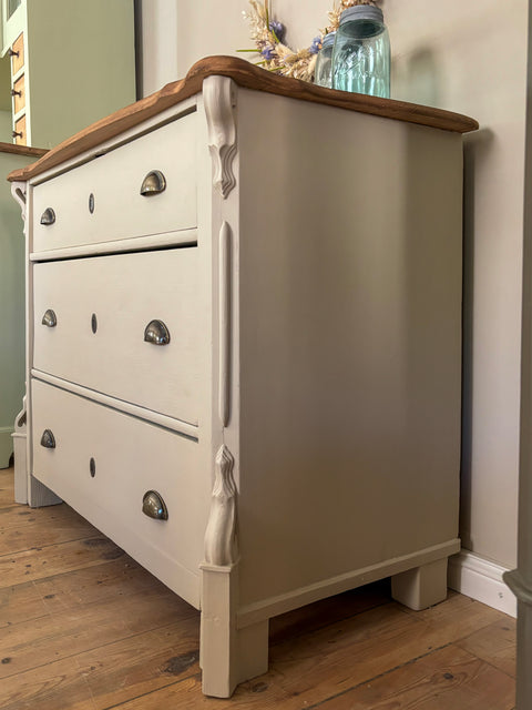 Antike Kommode mit drei Schubladen | Kreidefarbe Forest Beige | Paint of Walinoon
