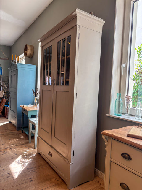Schmale antike Vitrine | Kreidefarbe Khaki | Painting the Past