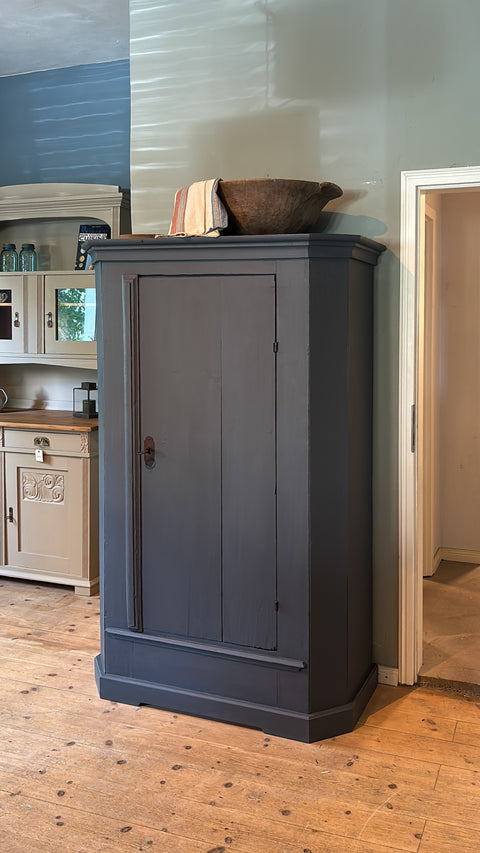 Alter Bauernschrank | Kreidefarbe Smoke | Paint of Walinoon