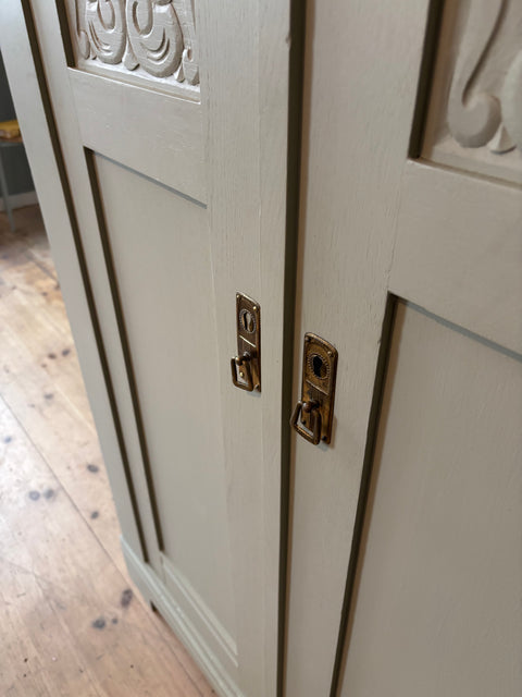 Zweitürige antike Vitrine | Kreidefarbe Gooseberry (grün-grau) - Weingärtners Genusshandwerk