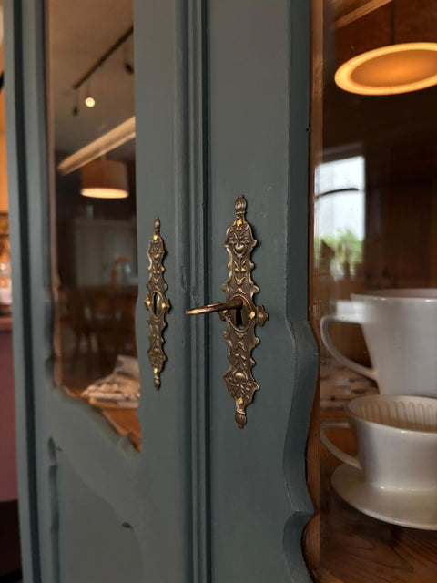 Zweitürige antike Weichholz Vitrine | Kreidefarbe Baronesse (blau)