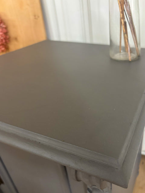 Antiker Nachttisch/kleiner Beistelltisch | Kreidefarbe Pepper (grau) - Weingärtners Genusshandwerk