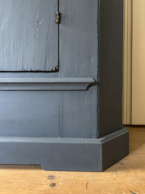 Alter Bauernschrank | Kreidefarbe Smoke | Paint of Walinoon
