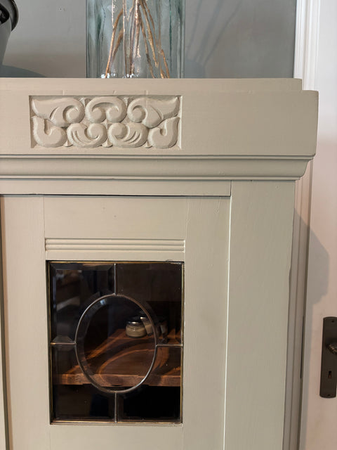 Zweitürige antike Vitrine | Kreidefarbe Gooseberry (grün-grau) - Weingärtners Genusshandwerk