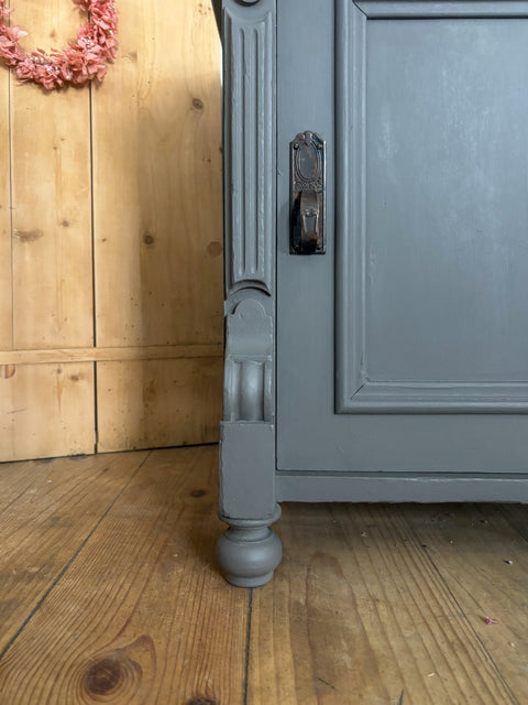 Antiker Nachttisch/kleiner Beistelltisch | Kreidefarbe Pepper (grau) - Weingärtners Genusshandwerk