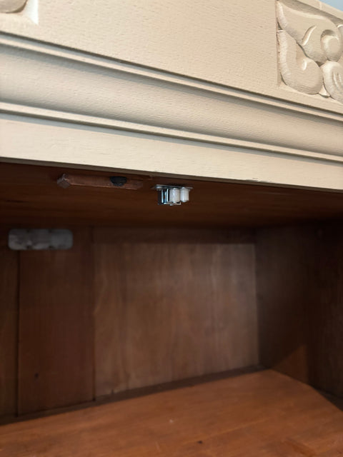 Zweitürige antike Vitrine | Kreidefarbe Gooseberry (grün-grau) - Weingärtners Genusshandwerk