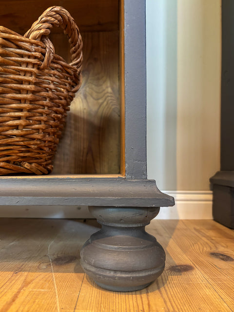 Offenes Regal aus Weichholz | Kreidefarbe Persian Grey | Painting the Past