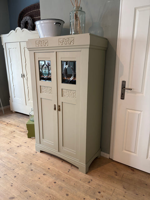 Zweitürige antike Vitrine | Kreidefarbe Gooseberry (grün-grau) - Weingärtners Genusshandwerk