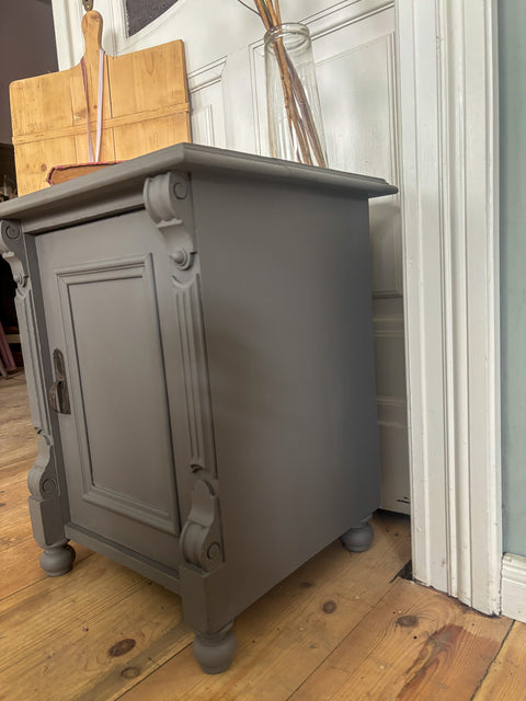 Antiker Nachttisch/kleiner Beistelltisch | Kreidefarbe Pepper (grau) - Weingärtners Genusshandwerk