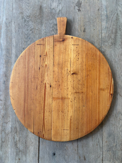 Vintage Holzbrett – großes rundes Brett mit Griff Ø ca. 56,5 cm - Weingärtners Genusshandwerk