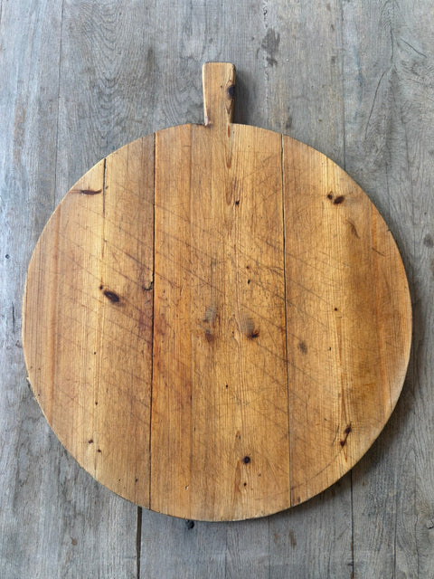 Rustikales Vintage Holzbrett – großes rundes Brett mit Griff Ø ca. 56,5 cm - Weingärtners Genusshandwerk