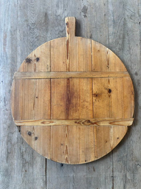 Rustikales Vintage Holzbrett – großes rundes Brett mit Griff Ø ca. 56,5 cm - Weingärtners Genusshandwerk