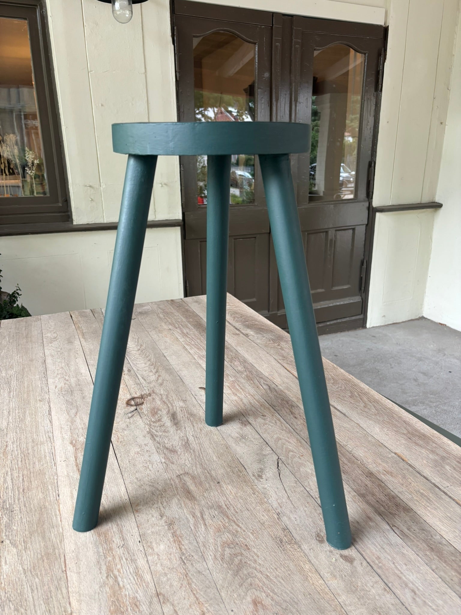 Dreifüßiger Vintage-Hocker in „Horrido“ – tiefes Petrolgrün mit Charakter