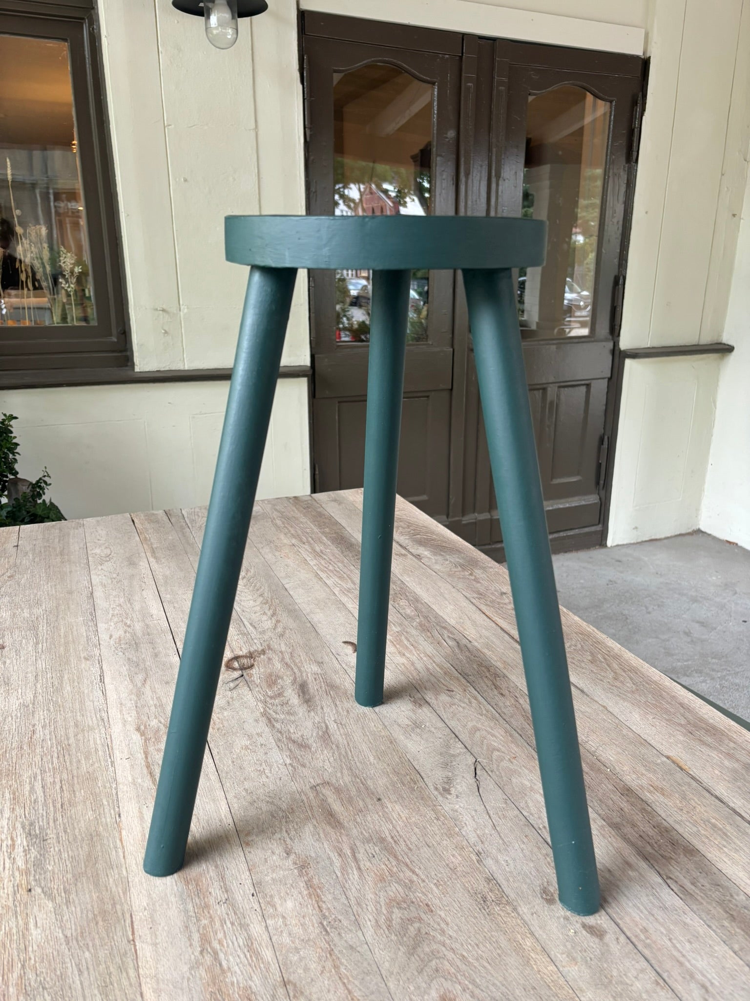 Dreifüßiger Vintage-Hocker in „Horrido“ – tiefes Petrolgrün mit Charakter