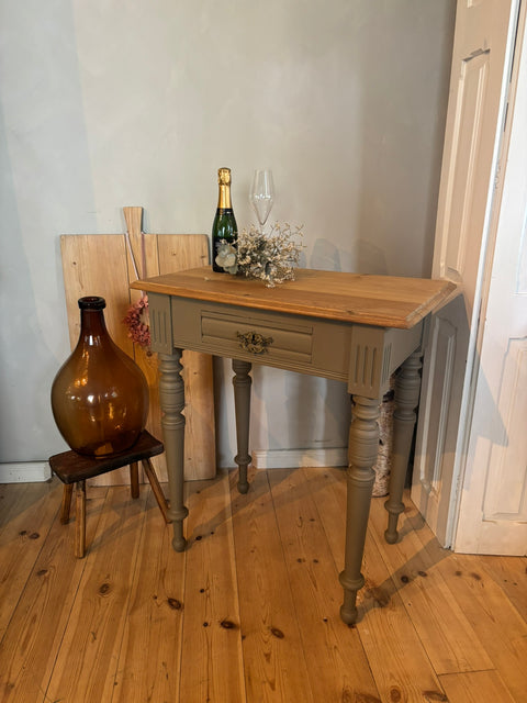 Dänischer vintage Beistelltisch | Kreidefarbe drab (grün-grau-braun)