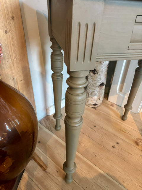 Dänischer Vintage Beistelltisch | Kreidefarbe drab (grün-grau-braun)