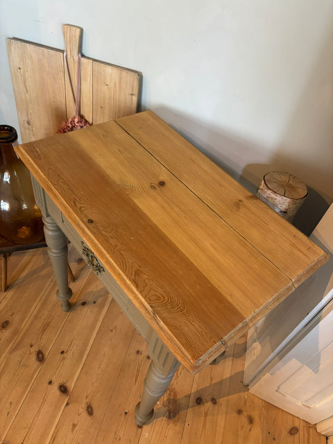 Dänischer Vintage Beistelltisch | Kreidefarbe drab (grün-grau-braun)