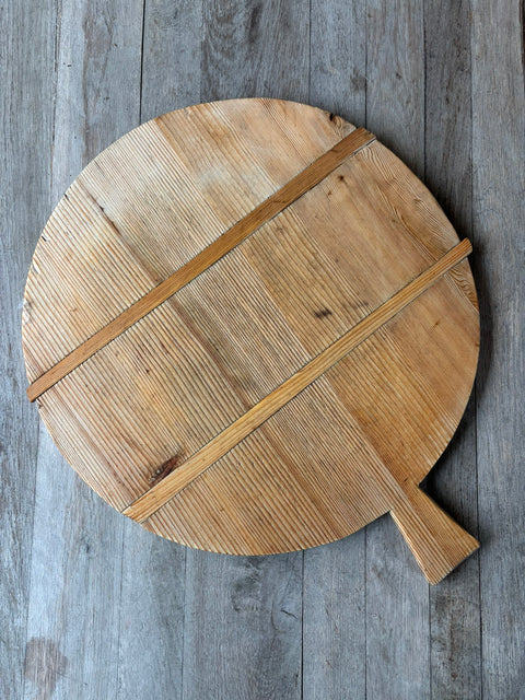 Vintage Holzbrett – rundes Brett mit Griff Ø ca.49 cm - Weingärtners Genusshandwerk