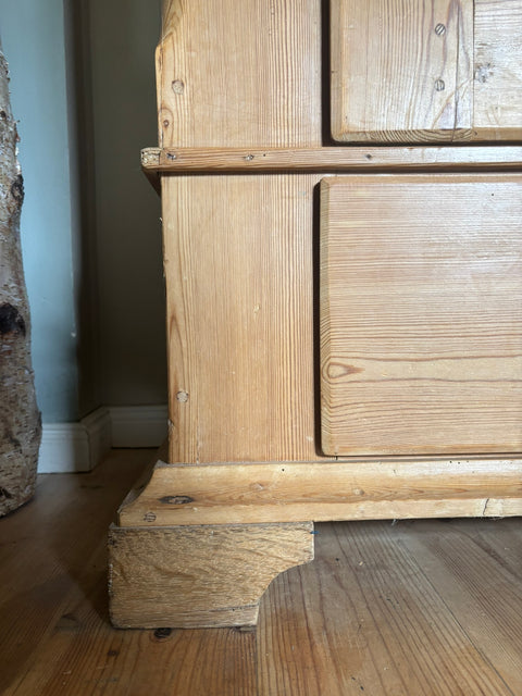 Antiker dänischer Kleiderschrank aus Weichholz – naturbelassen oder auf in Kreidefarbe gestrichen