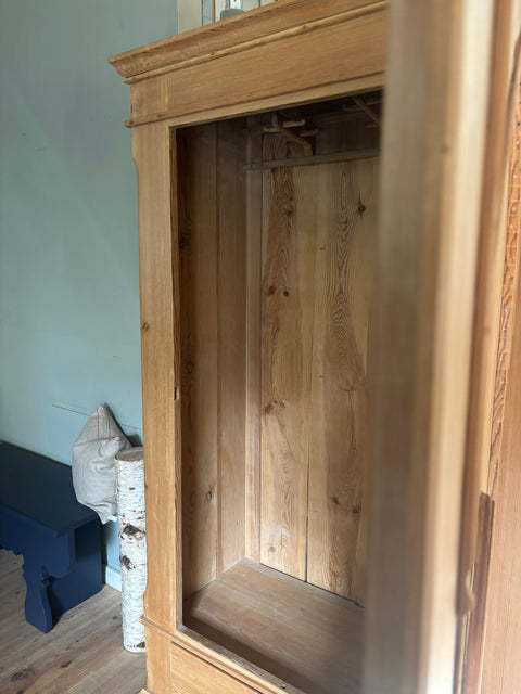 Antiker dänischer Kleiderschrank aus Weichholz – naturbelassen oder auf in Kreidefarbe gestrichen