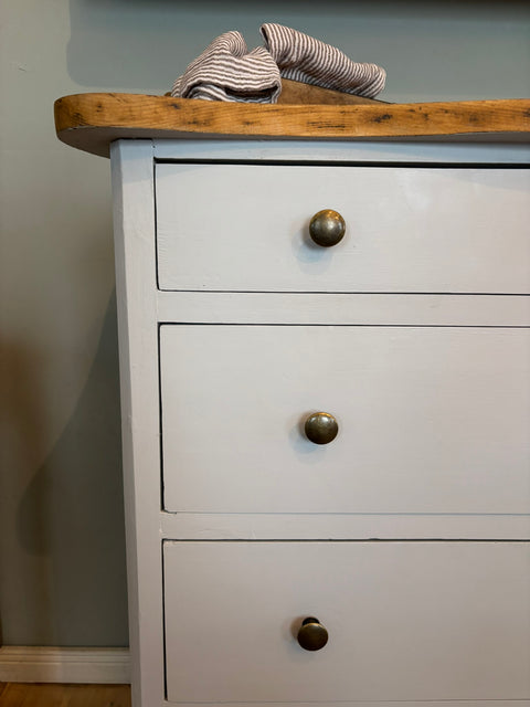 Antike Vintage Kommode | Kreidefarbe Cape Cod Grey (hellgrau)