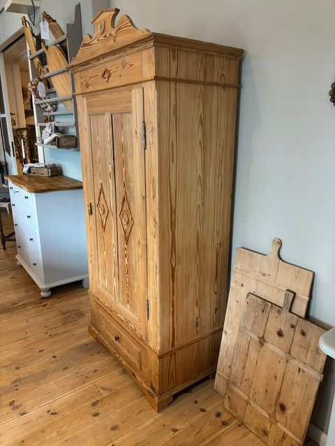 Antiker dänischer eintüriger Kleiderschrank aus Weichholz – naturbelassen oder in Kreidefarbe gestrichen
