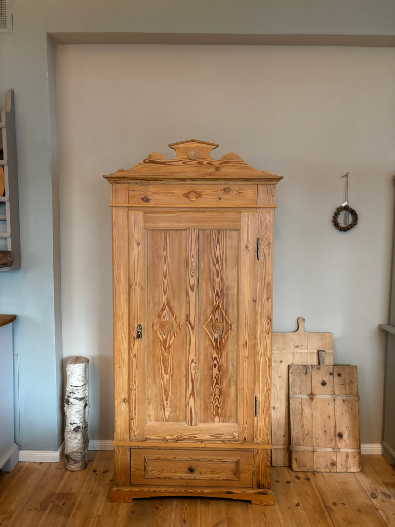 Naturbelassener Kleiderschrank oder gestrichen in Wunschfarbe