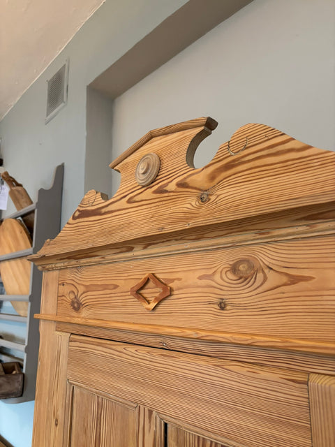 Antiker dänischer eintüriger Kleiderschrank aus Weichholz – naturbelassen oder in Kreidefarbe gestrichen