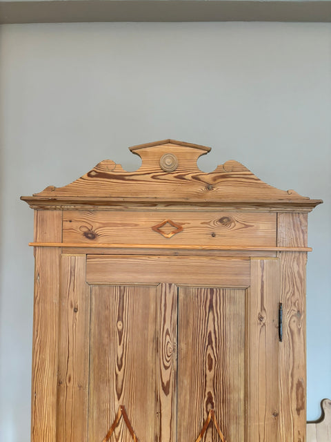 Antiker dänischer eintüriger Kleiderschrank aus Weichholz – naturbelassen oder in Kreidefarbe gestrichen