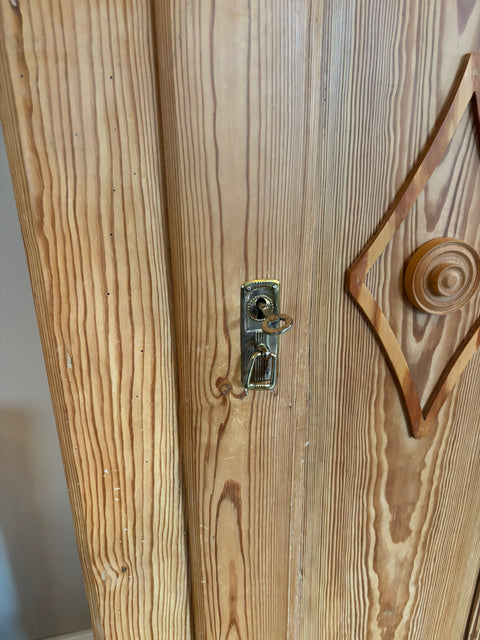 Antiker dänischer eintüriger Kleiderschrank aus Weichholz – naturbelassen oder in Kreidefarbe gestrichen