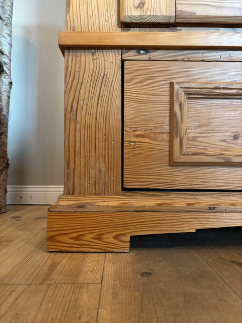 Antiker dänischer eintüriger Kleiderschrank aus Weichholz – naturbelassen oder in Kreidefarbe gestrichen